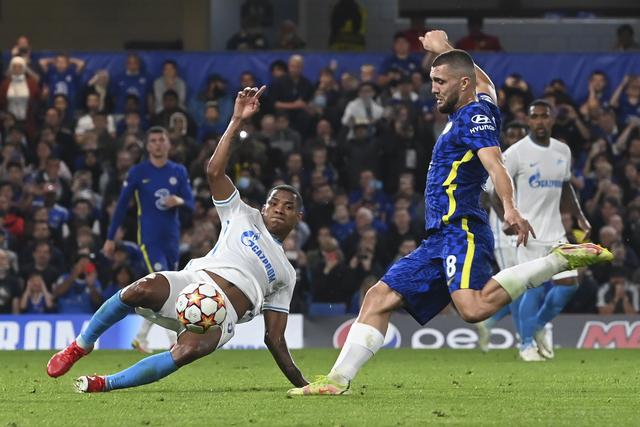 巴黎vs拜仁球迷挂出横幅：滚蛋，财阀纳赛尔！